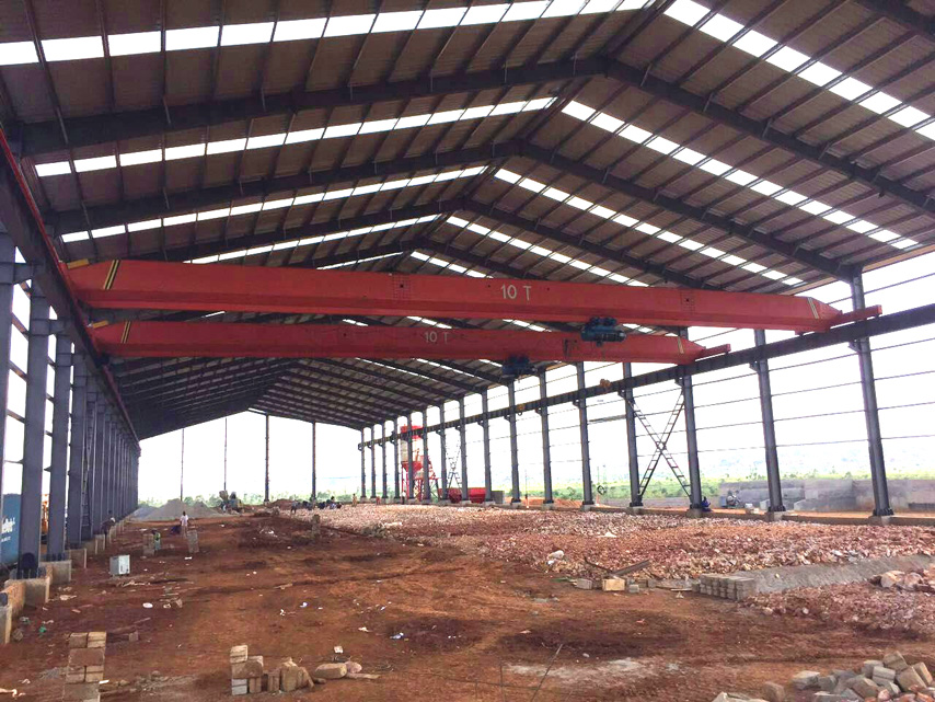 Prefabricated steel warehouse with crane